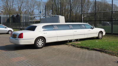 912623 Afbeelding van een verlengde limousine, geparkeerd bij het clubgebouw De Driewerf van de roeiverenigingen ORCA, ...